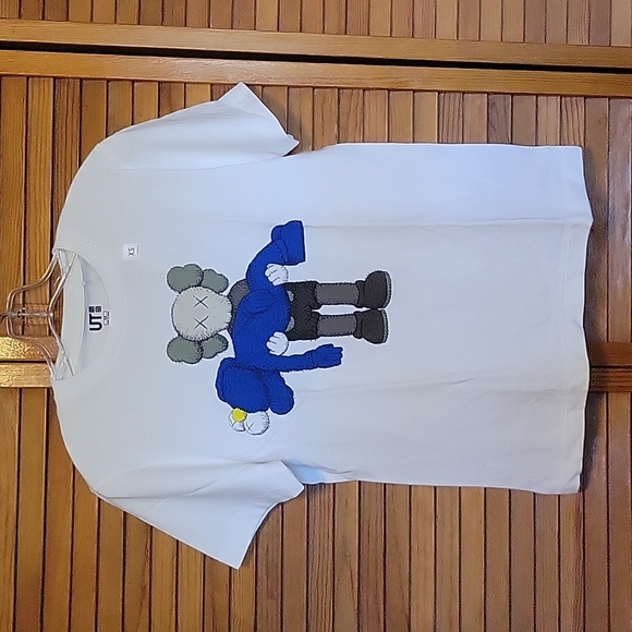 NWT Uniqlo Kaws tshirt - Picture 2 of 6